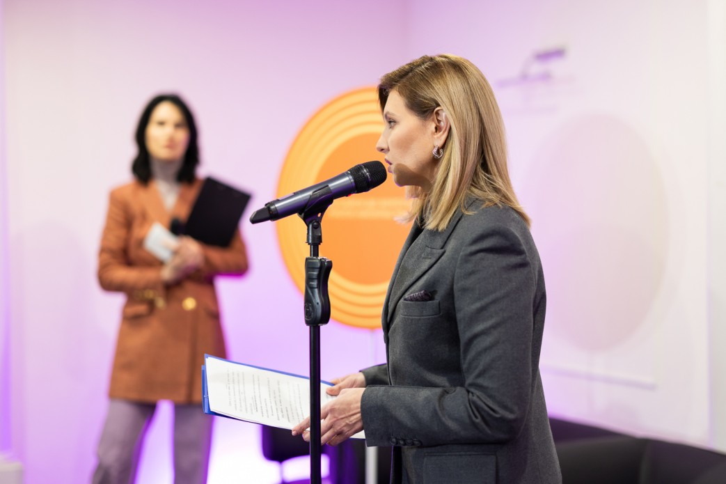 У штанах-палаццо та масивних сережках: Олена Зеленська запустила кампанію проти насильства У штанах-палаццо та масивних сережках: Олена Зеленська запустила кампанію проти насильства - today.ua