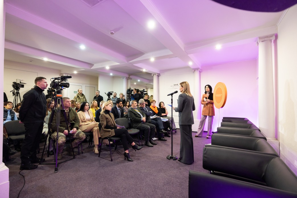 У штанах-палаццо та масивних сережках: Олена Зеленська запустила кампанію проти насильства У штанах-палаццо та масивних сережках: Олена Зеленська запустила кампанію проти насильства - today.ua