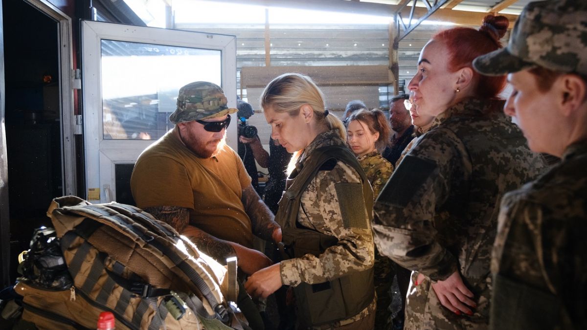 Выезд за границу во время войны: кому из женщин запрещено покидать территорию Украины
