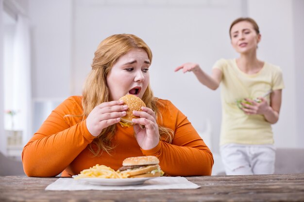 Нічна “жриця“: чому пізня вечеря особливо небезпечна для жінок