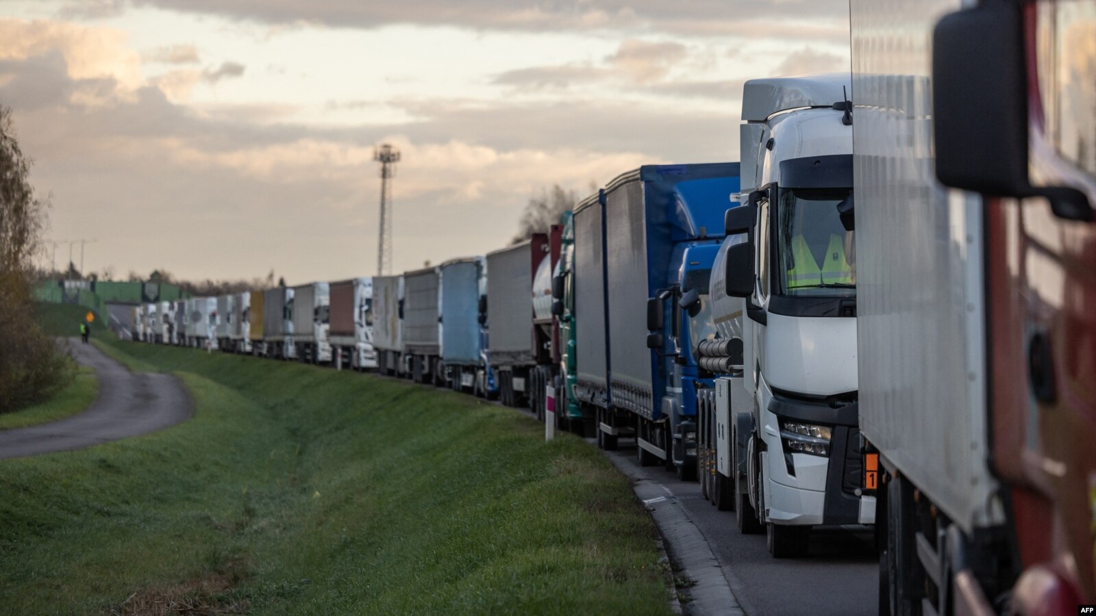 Україна та Польща частково розблокували кордон: який транспорт почнуть пропускати