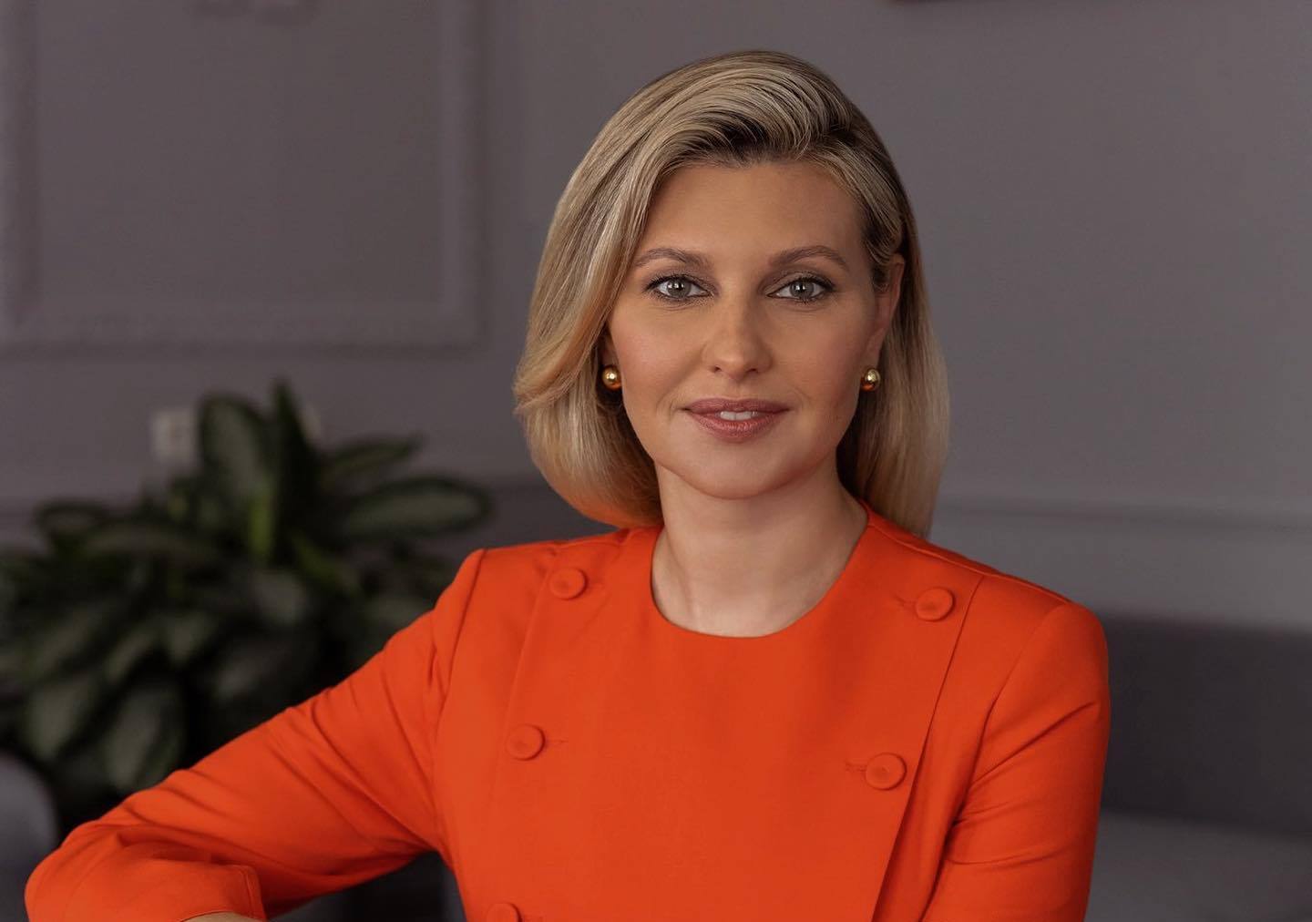 В костюме шоколадного оттенка: Елена Зеленская привезла подарки многодетной семье