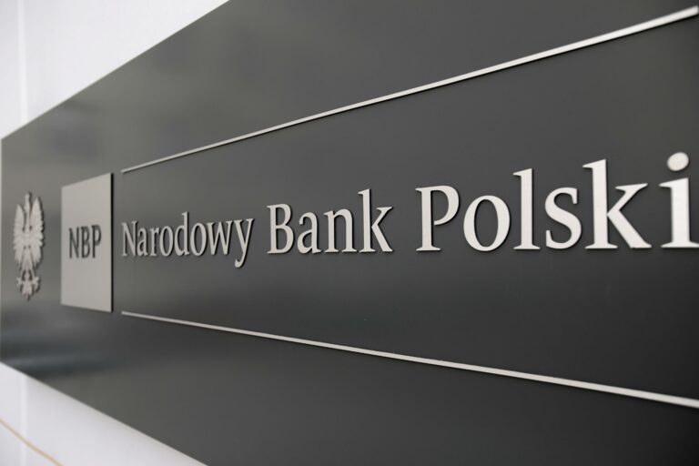 Украинцы в Польше берут кредиты в банках на миллионы евро - today.ua