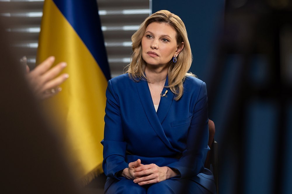 В одноразовом халате и шапочке: Елена Зеленская открыла уникальную фабрику-кухню в Буче