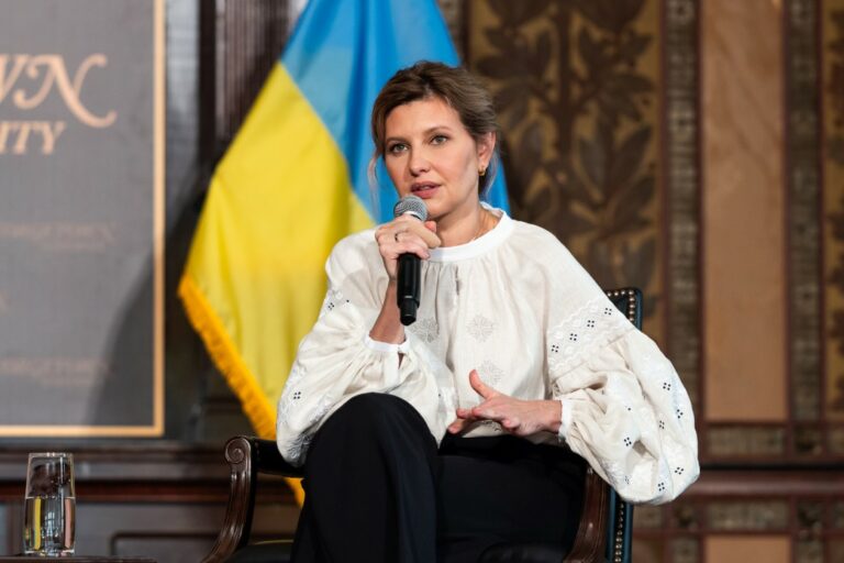 В вышиванке с этническим орнаментом: Елена Зеленская получила специальную награду - today.ua