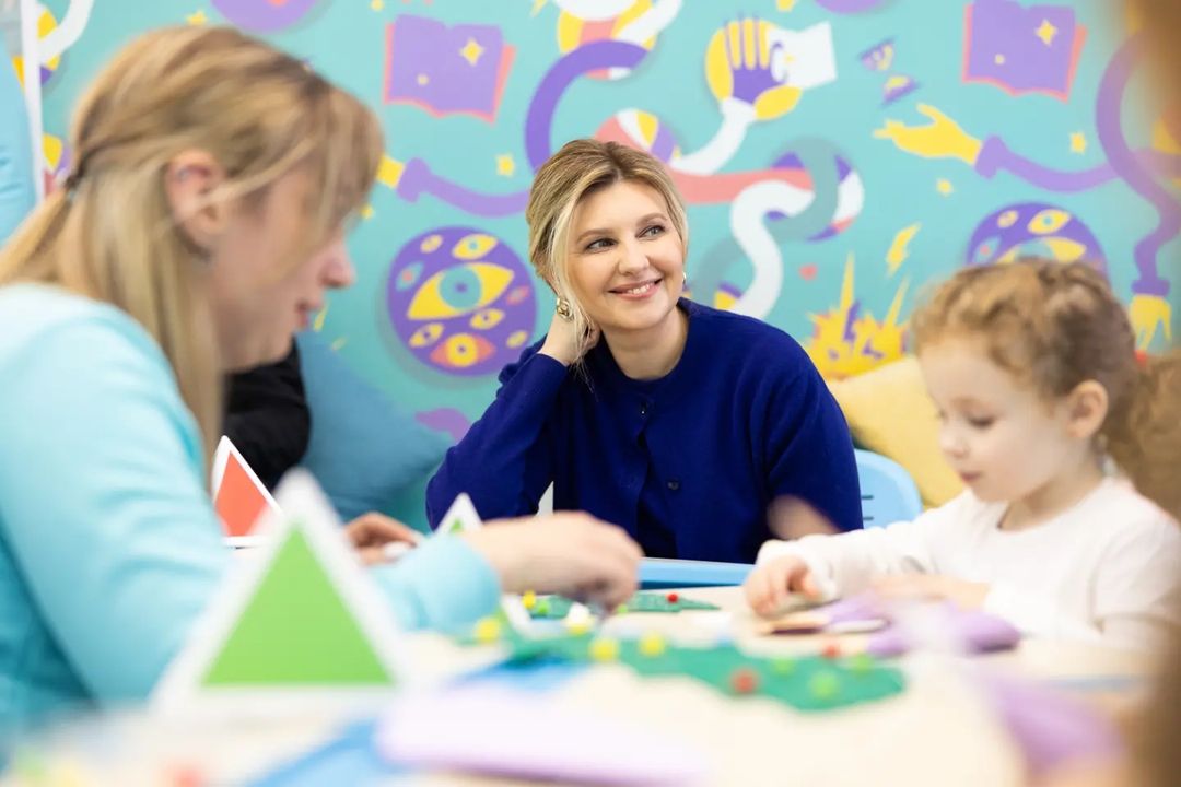 В блузе цвета ультрамарин: Елена Зеленская поздравила детей с Днем святого Николая - today.ua