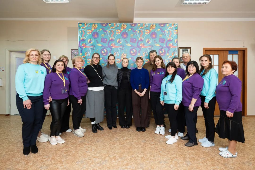 У блузці кольору ультрамарин: Олена Зеленська привітала дітей з Днем святого Миколая