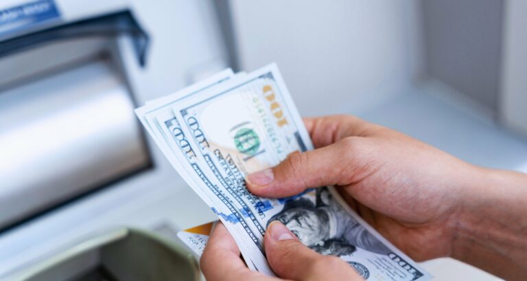 Украинцам напомнили о новых правилах продажи валюты в банках: сколько долларов можно купить за раз - today.ua