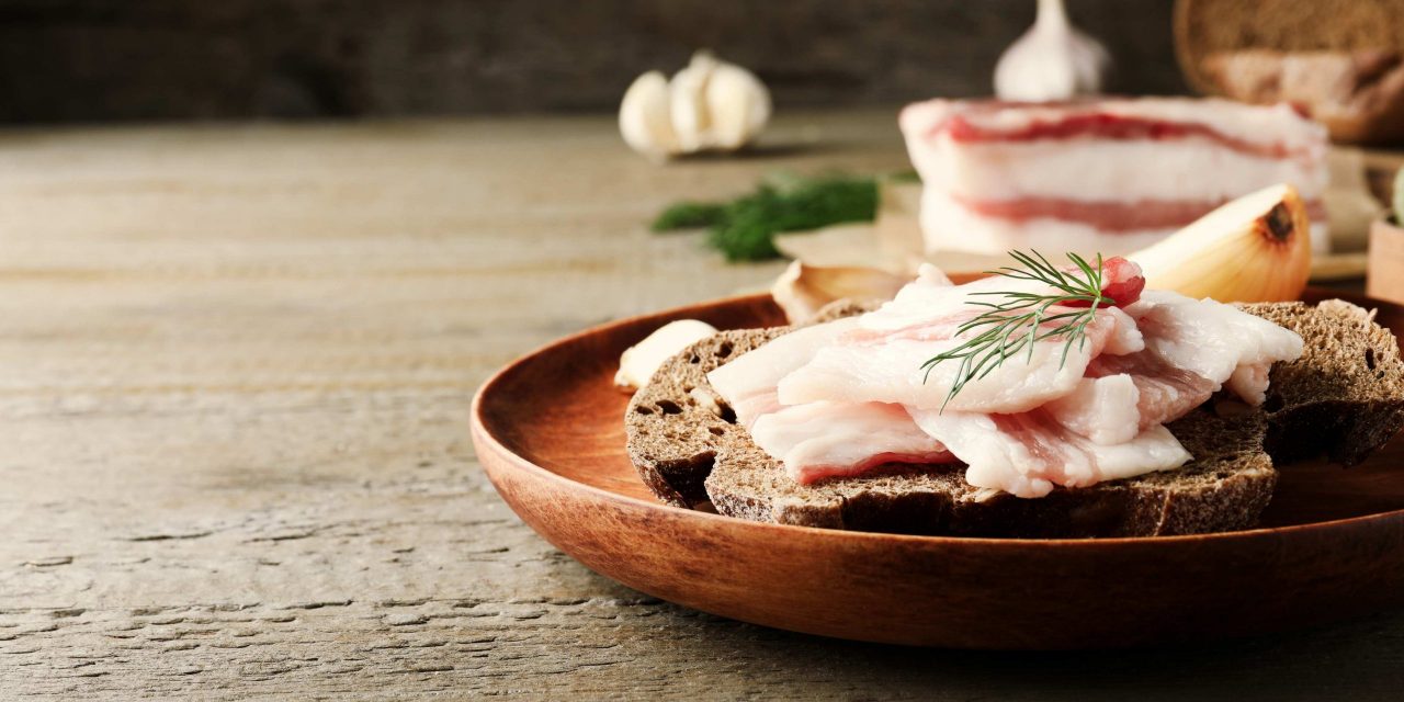 Медики розповіли, коли корисніше їсти сало: зранку, вдень або ввечері