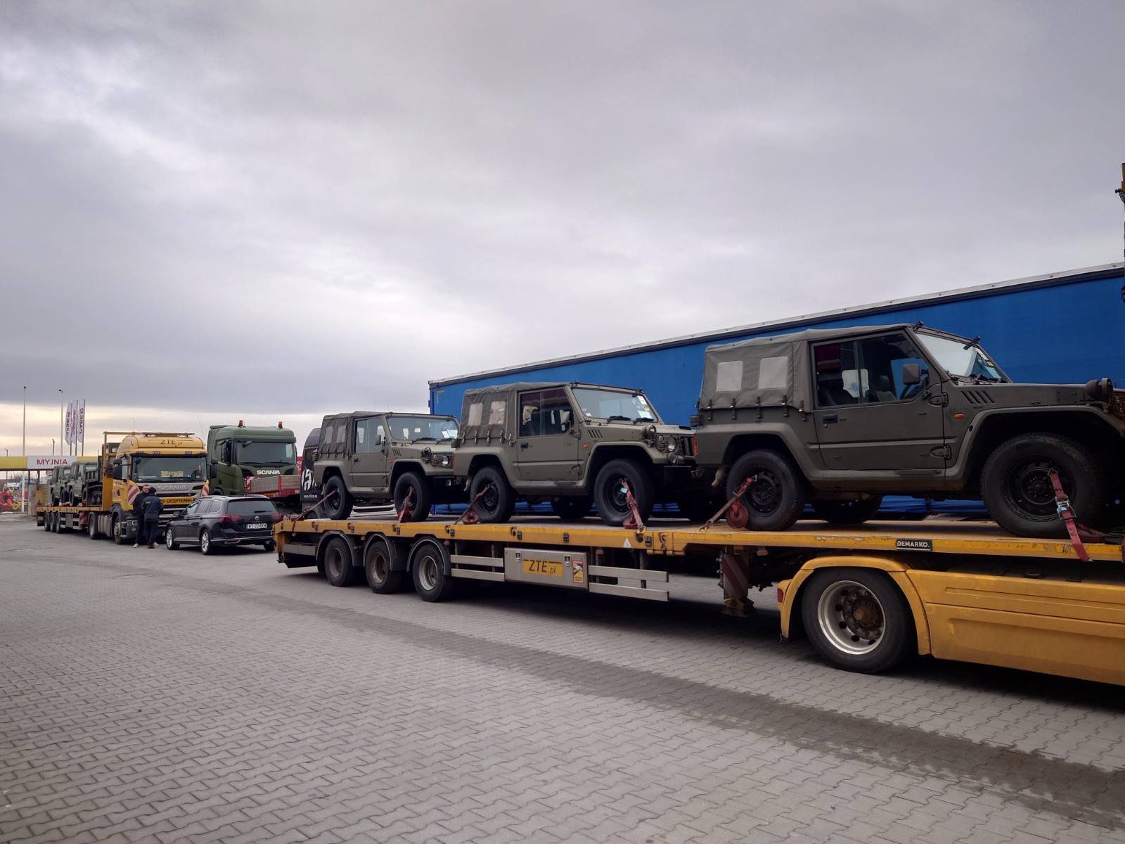 Україна отримала нові армійські позашляховики Mitsubishi Type 73
