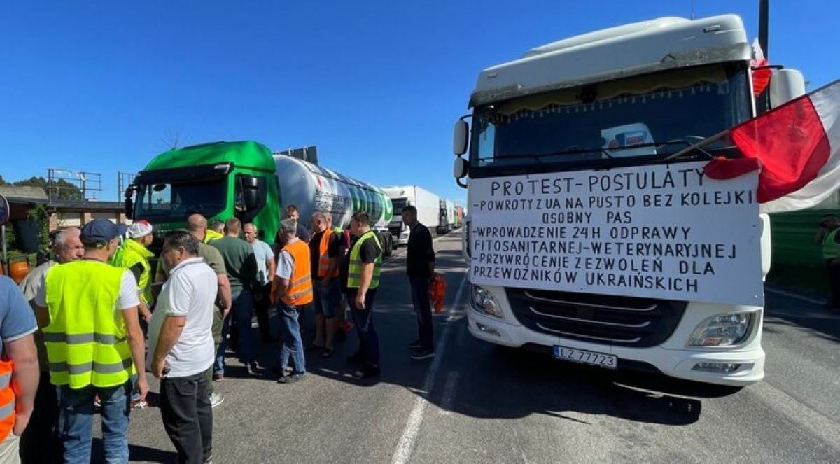 Украинские дальнобойщики объявили голодовку из-за блокады польской границы и озвучили требование