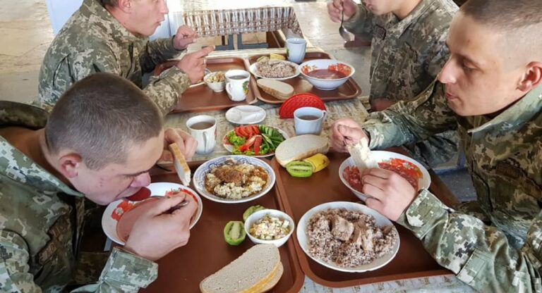 Харчування в армії докорінно зміниться: воїнам ЗСУ пропонуватимуть на вибір 16 різних меню - today.ua