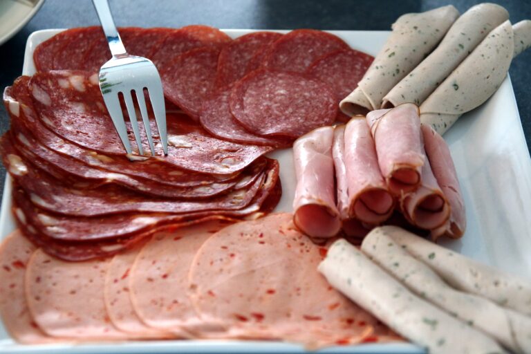 Найшкідливіша ковбаса, яку не варто купувати: підкажуть написи на етикетці - today.ua