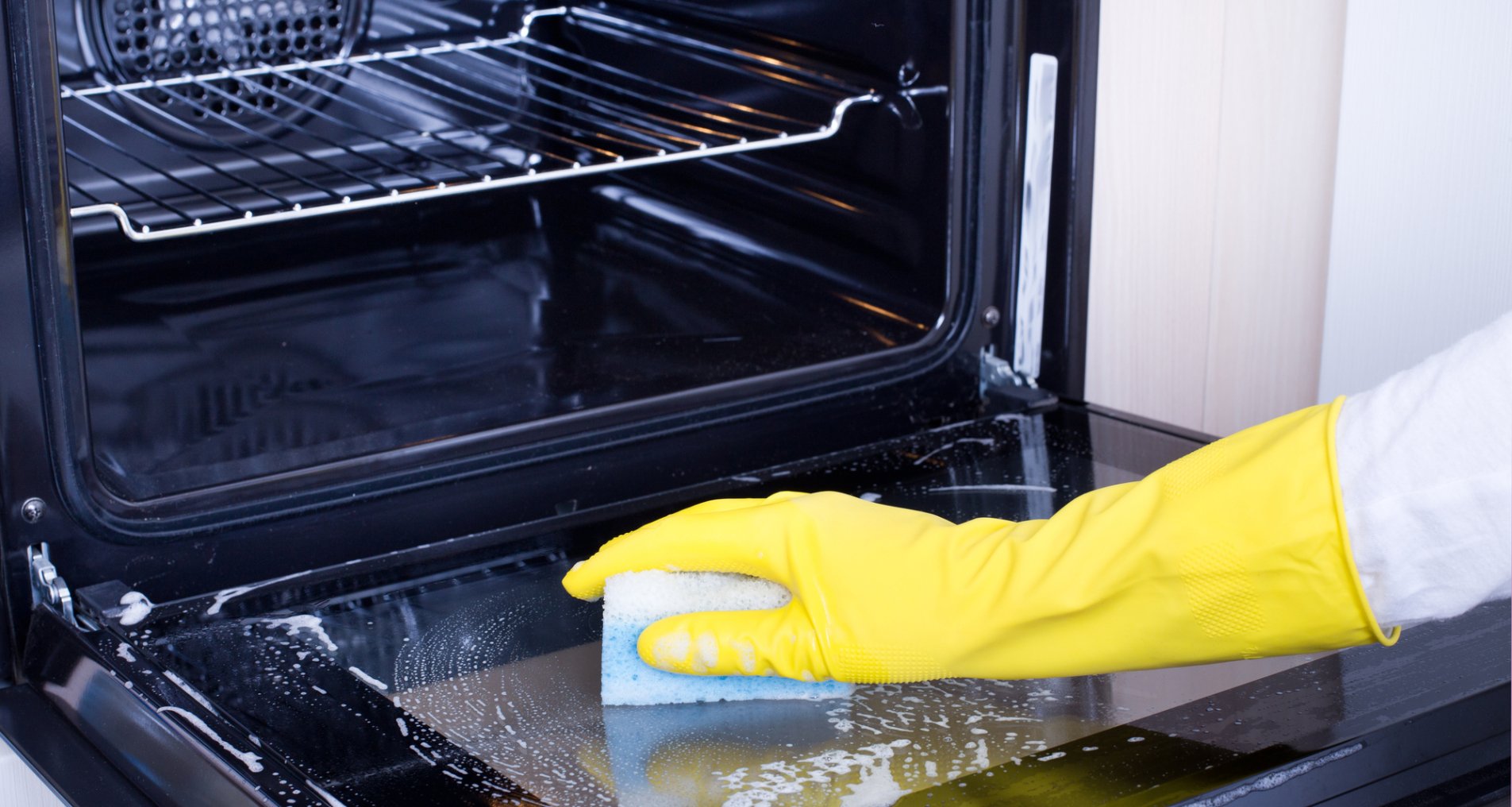 Буде як нова: топ-3 домашні засоби для очищення духовки від жиру
