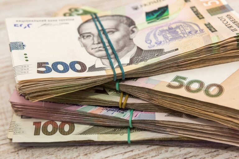 Две категории украинцев смогут получить по 100 тысяч гривен от государства: как подать заявку - today.ua