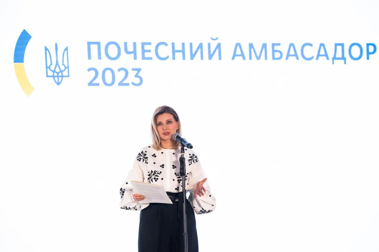 В вышиванке с этническим орнаментом: Елена Зеленская получила специальную награду