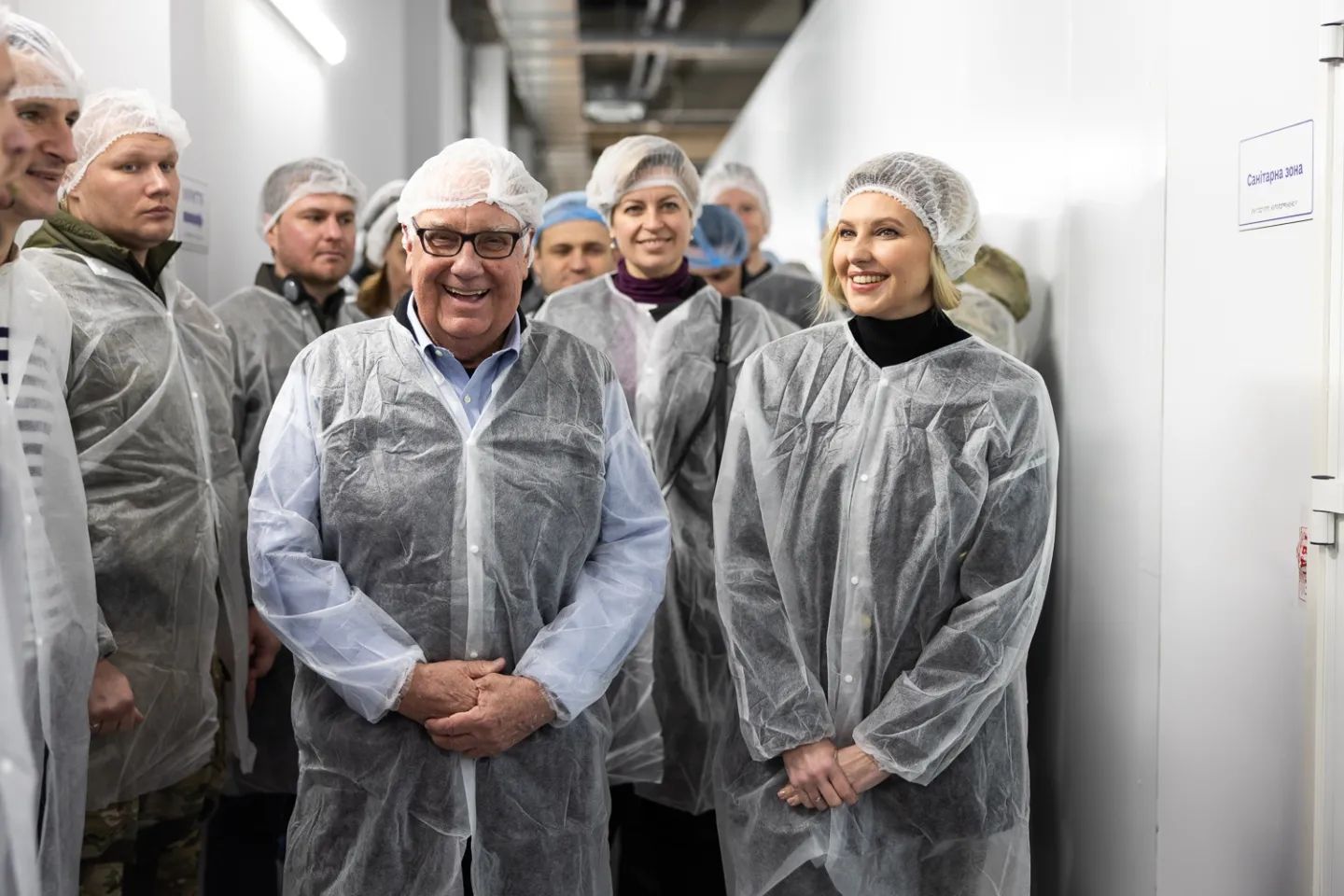 В одноразовом халате и шапочке: Елена Зеленская открыла уникальную фабрику-кухню в Буче