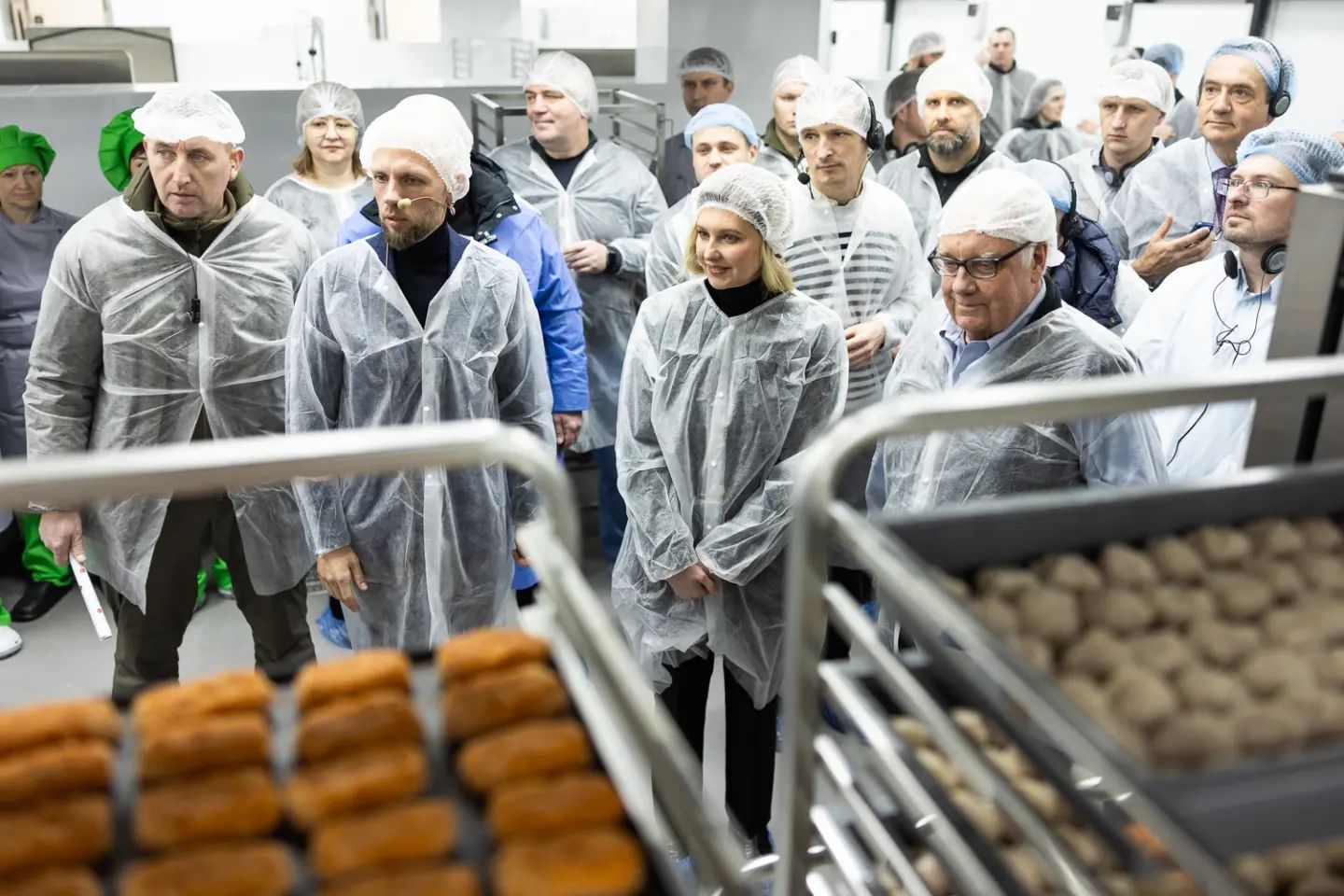 В одноразовом халате и шапочке: Елена Зеленская открыла уникальную фабрику-кухню в Буче