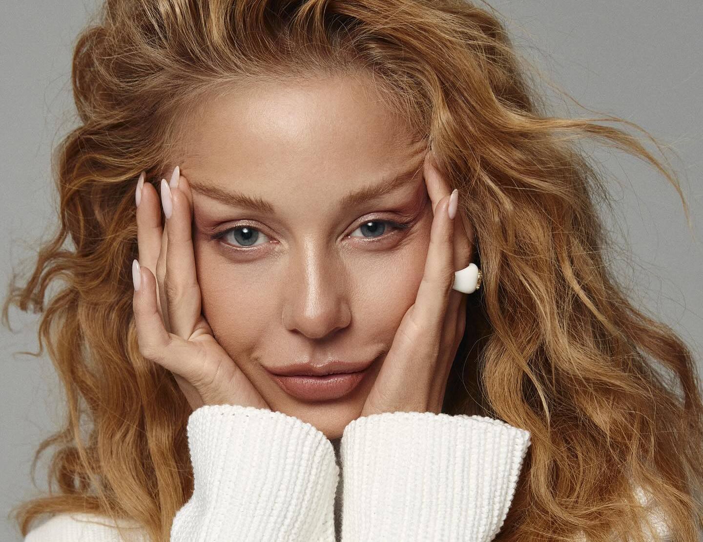 В об'ємному светрі та туфлях на підборах: Тіна Кароль похвалилася стрункими ногами