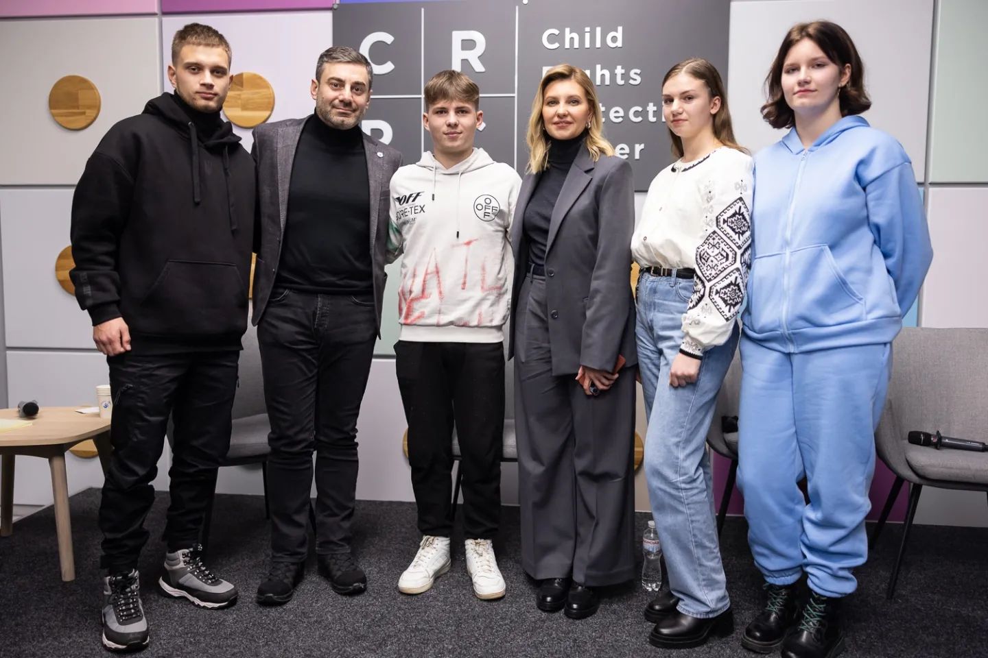 У костюмі оверсайз та трендовому взутті: Олена Зеленська виступила перед вкраденими Росією дітьми