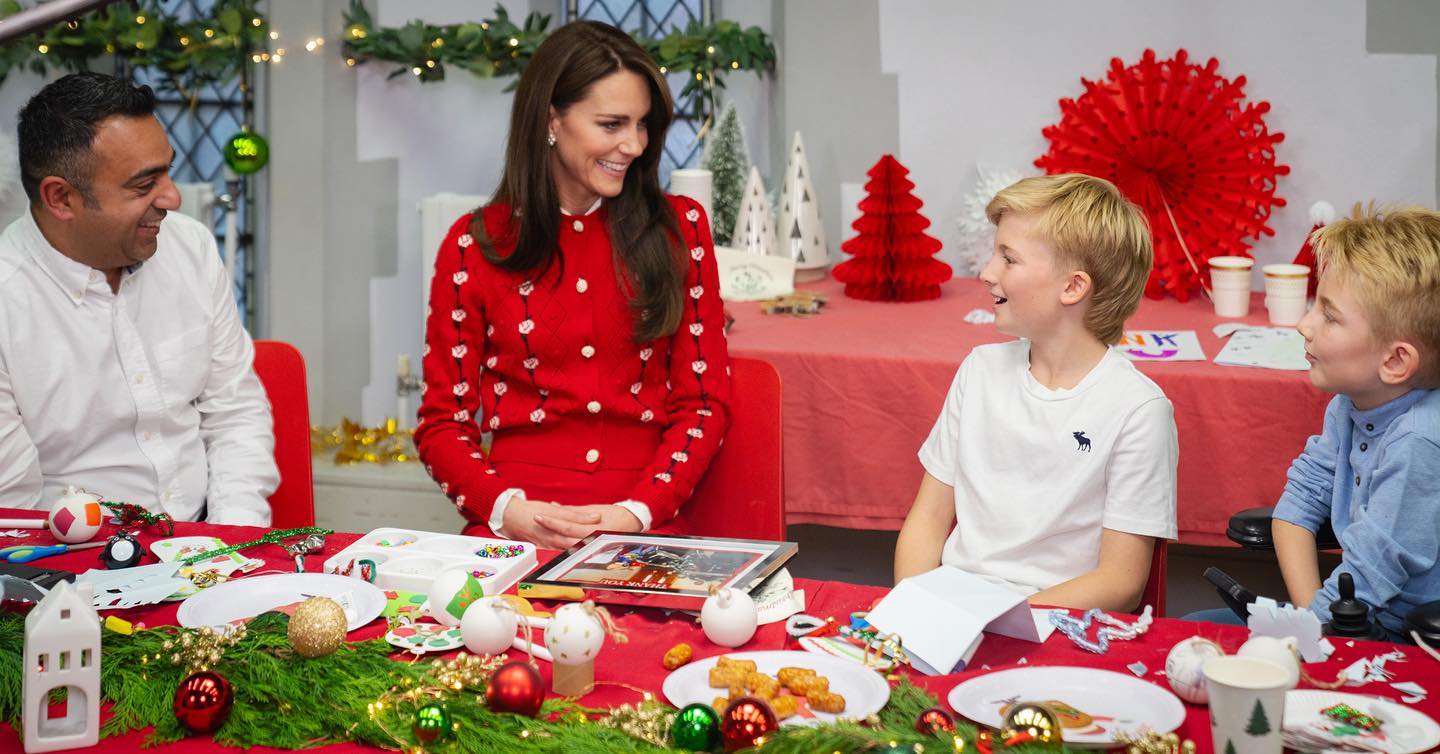 В ярком кардигане с перламутровыми пуговицами: Кейт Миддлтон посетила рождественское чаепитие