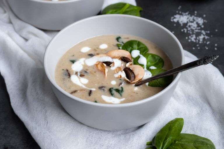 Грибная юшка по-закарпатски: рецепт вкусного и сытного супа с белыми грибами - today.ua