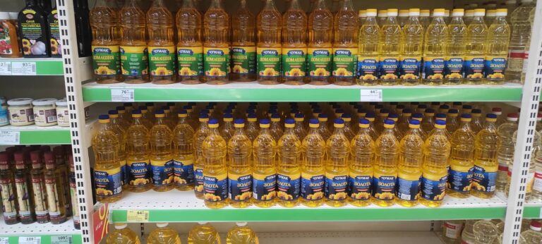 Українські супермаркети переписали ціни на яйця, борошно, цукор та олію: де дешевше купити продукти в кінці грудня - today.ua