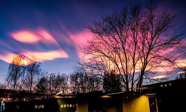 Жители некоторых стран уже несколько дней наблюдают необычные перламутровые облака (Фото)