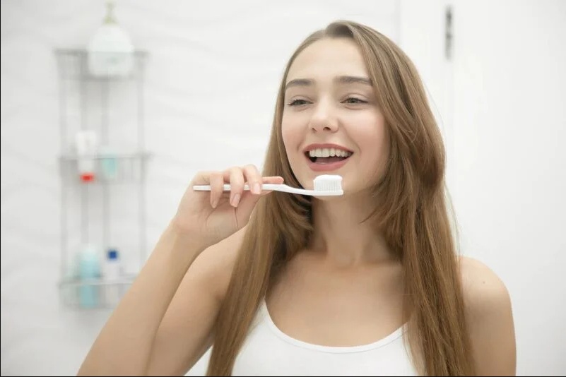 В Украине продают зубную пасту, которая может навредить зубам: появился список нежелательной продукции