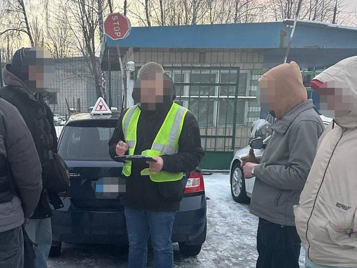Третя педаль в авто: у Києві співробітники автошкіл “допомагали“ на іспитах