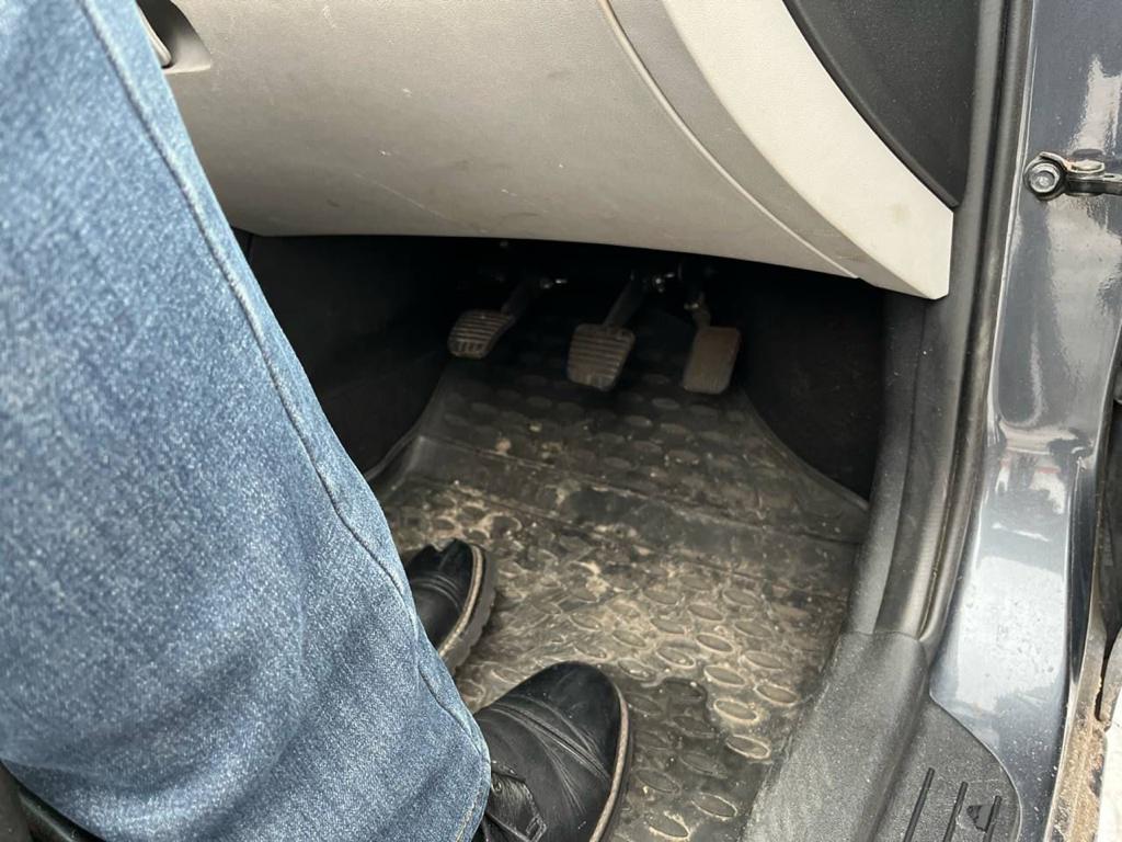 Третя педаль в авто: у Києві співробітники автошкіл "допомагали" на іспитах