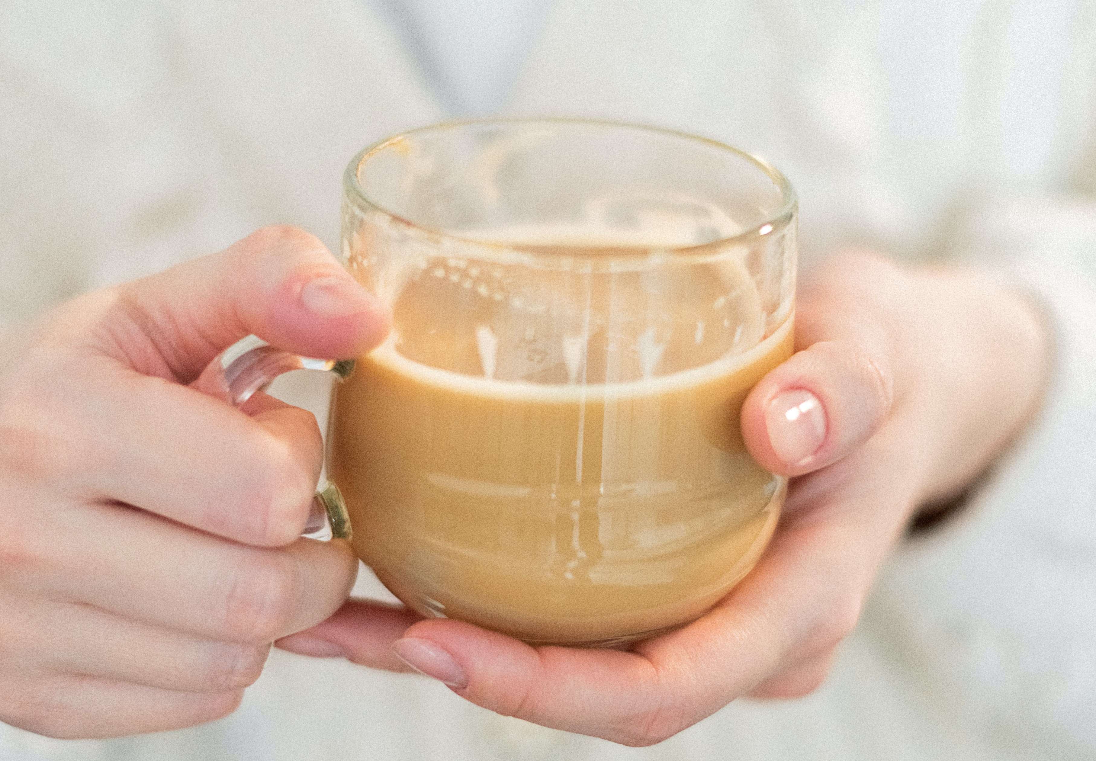 Пряний чай латте: як приготувати напій, який здивує смаком та зігріє у зимовий день