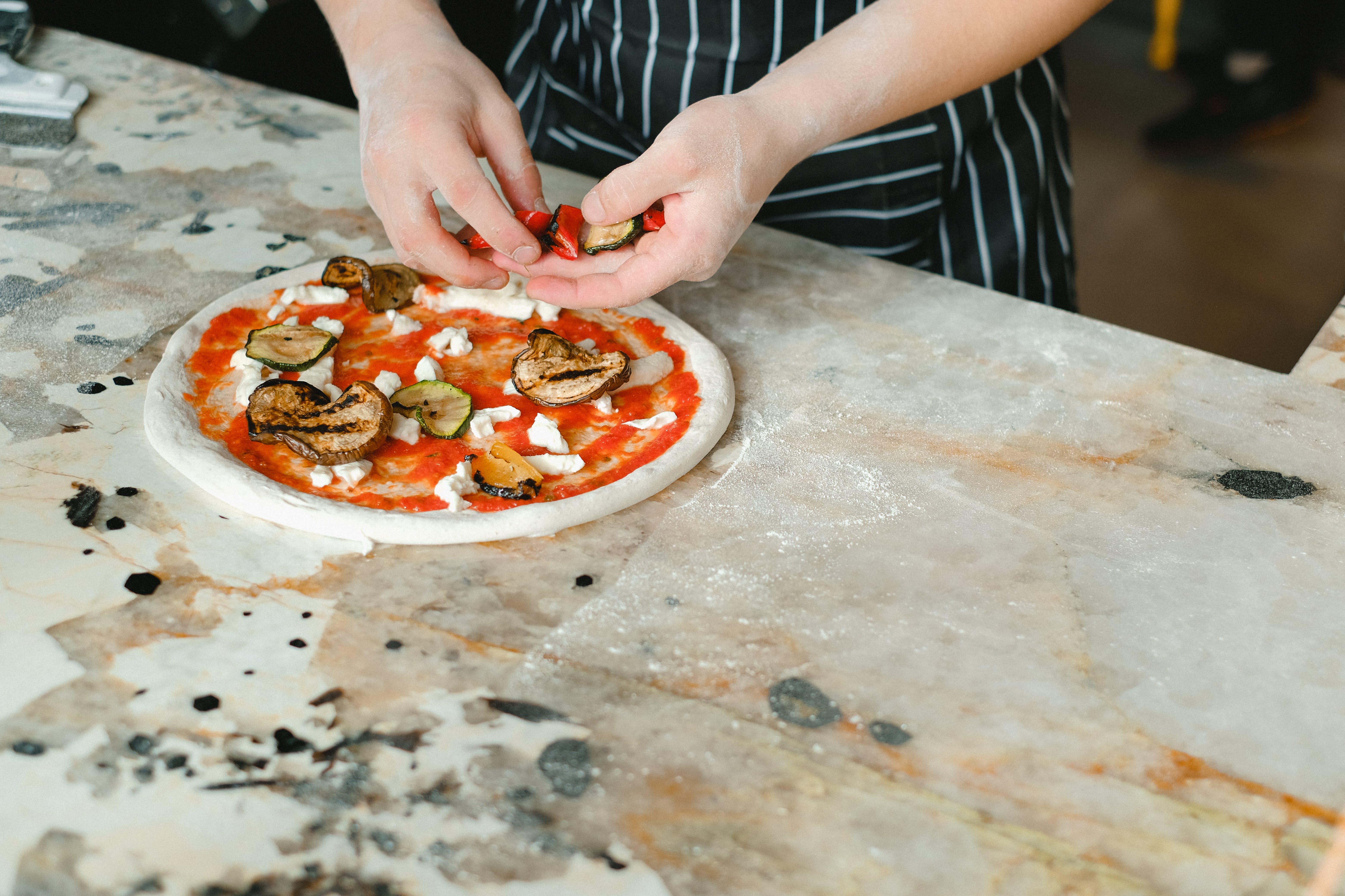 Тонкое тесто для пиццы: простой рецепт идеальной основы для любимого блюда