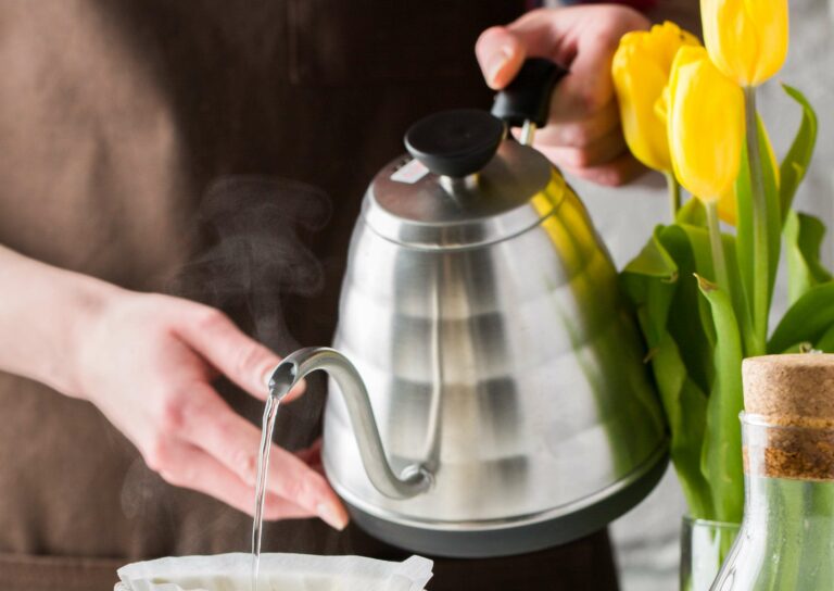 Як очистити чайник від накипу: прості та ефективні способи видалити наліт - today.ua