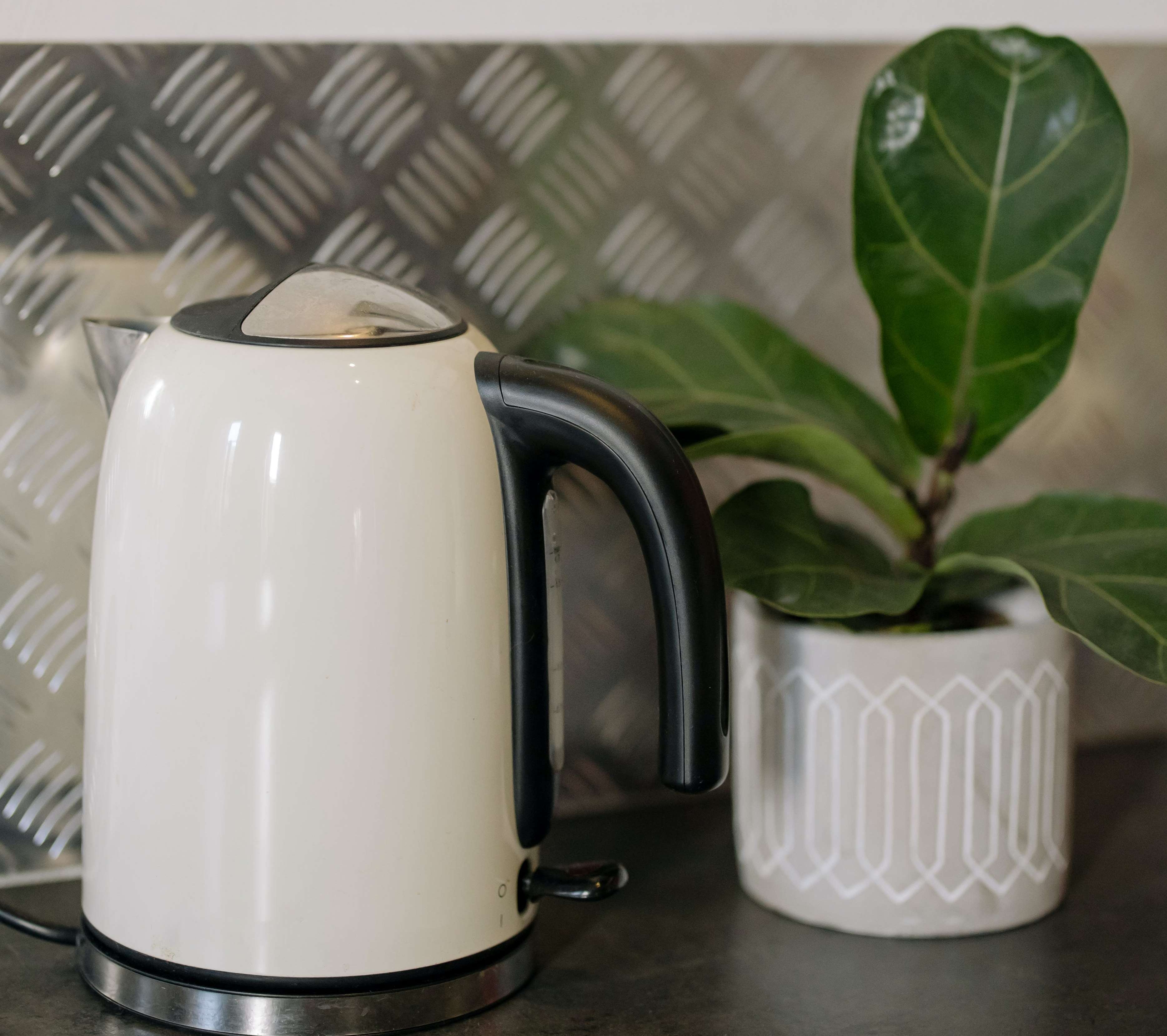 Як очистити чайник від накипу: прості та ефективні способи видалити наліт