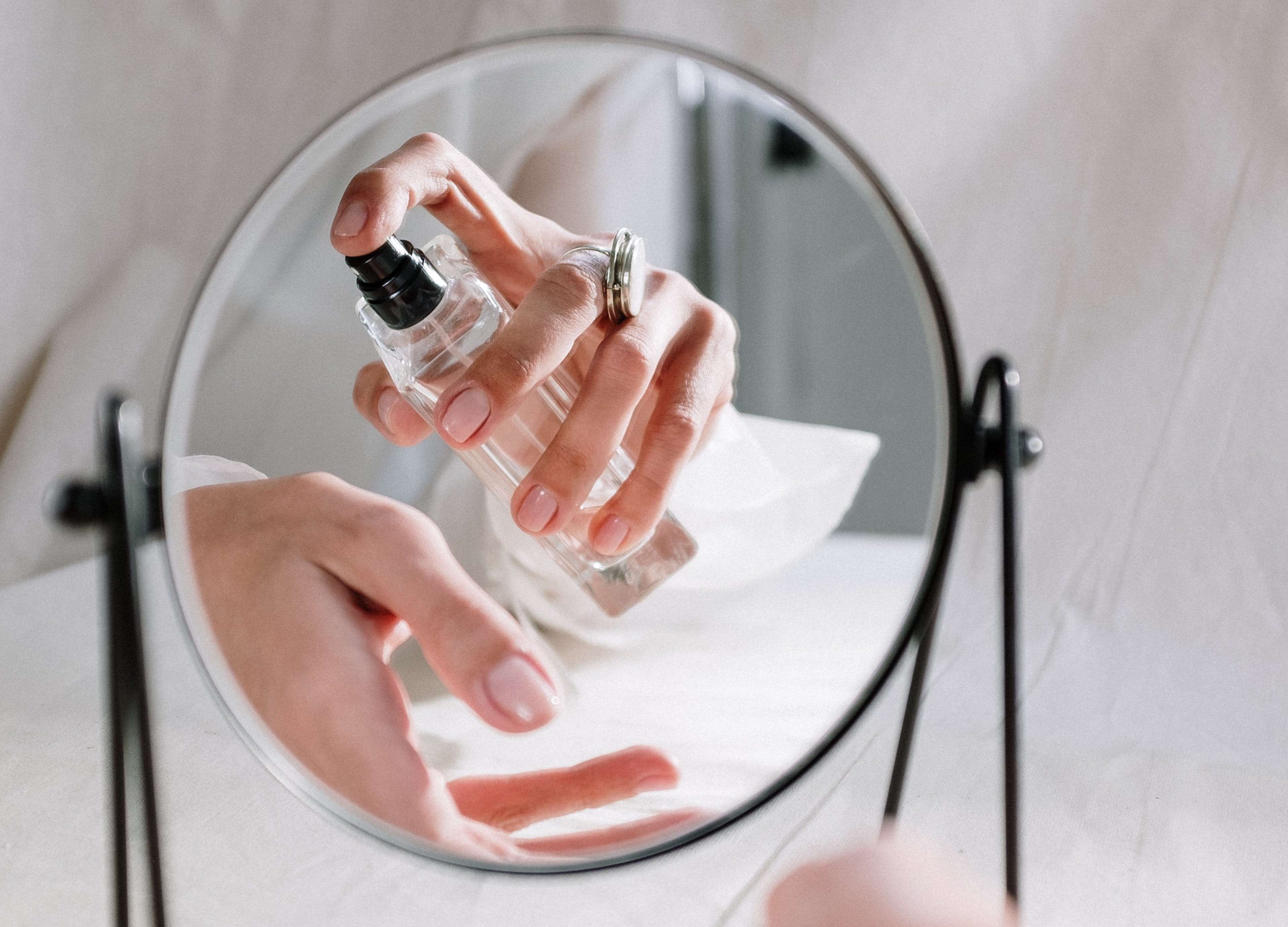 Аромат протримається весь день: блогер розповіла, як правильно наносити парфум на тіло