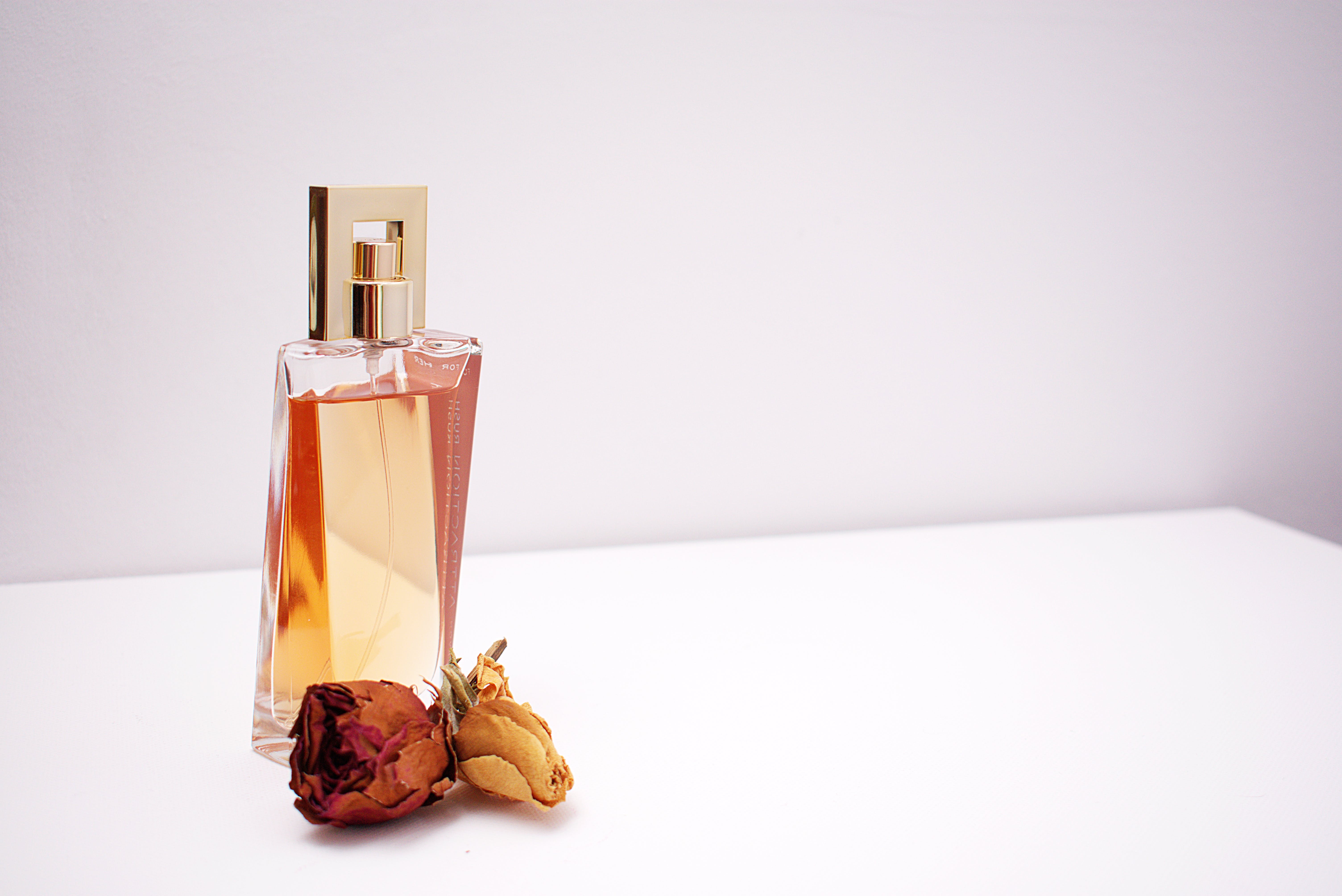 Аромат продержится весь день: блогер рассказала, как правильно наносить парфюм на тело