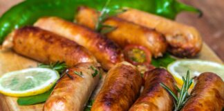 Домашняя колбаса в духовке: секретный ингредиент сделает блюдо более сочным и вкусным - today.ua