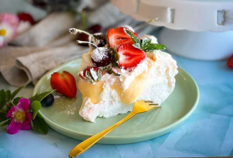 Десерт “Павлова“: рецепт повітряного тістечка з вершковим кремом - today.ua