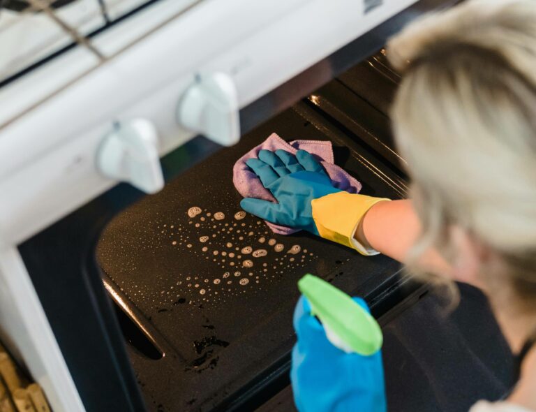 Буде як нова: топ-3 домашні засоби для очищення духовки від жиру - today.ua