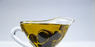 Зміцнює та сприяє зростанню: яку ще користь приносить оливкова олія волоссю - today.ua