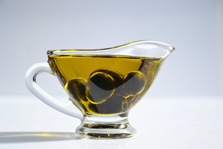 Укрепляет и способствует росту: какую еще пользу приносит оливковое масло волосам - today.ua