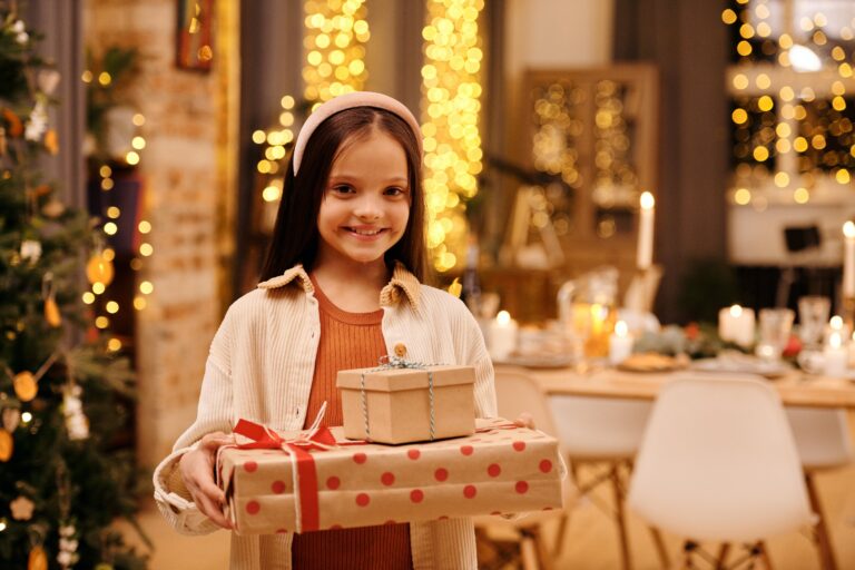 Українським дітям видадуть солодкі подарунки та засоби гігієни: хто може отримати - today.ua