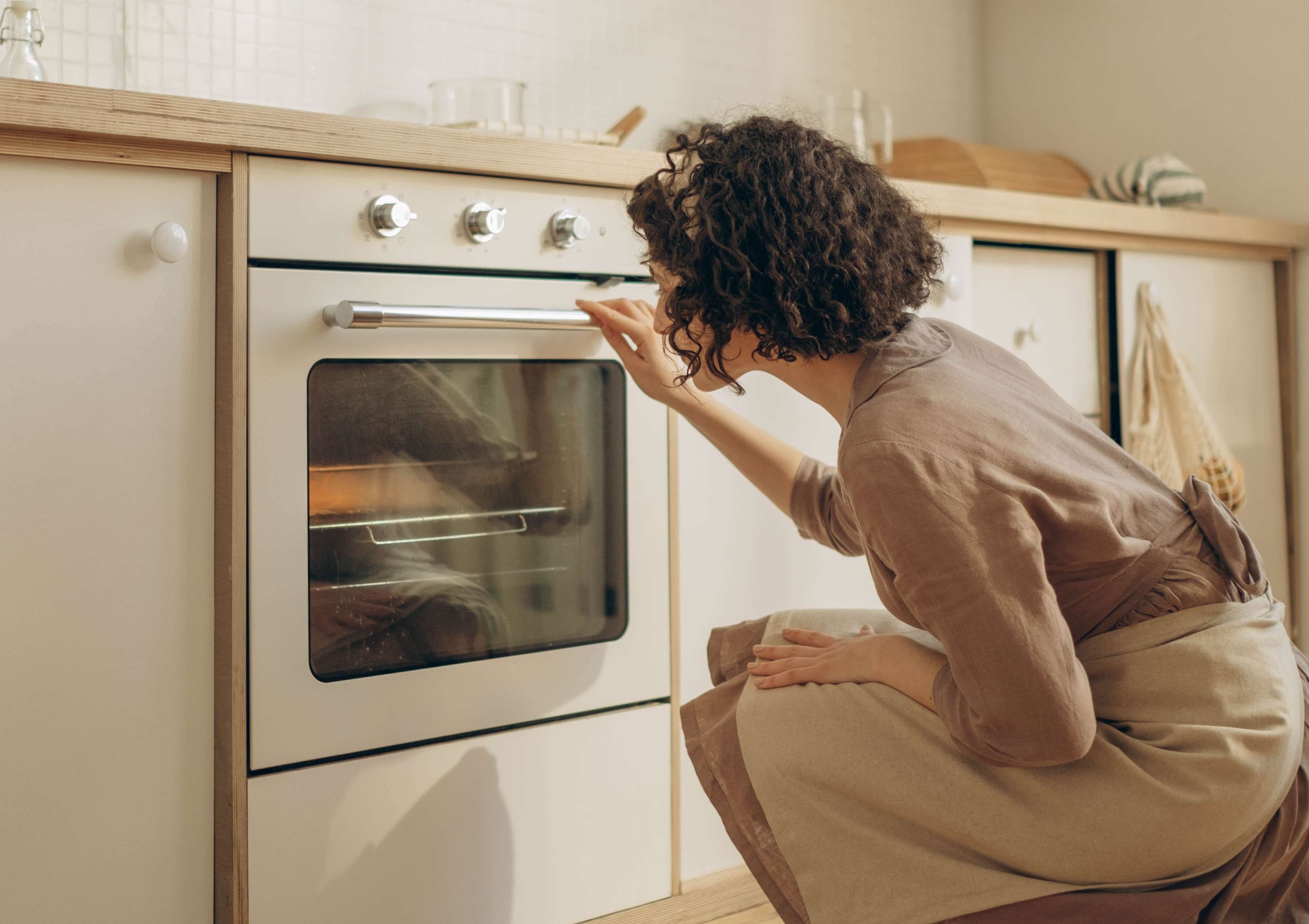 Буде як нова: топ-3 домашні засоби для очищення духовки від жиру