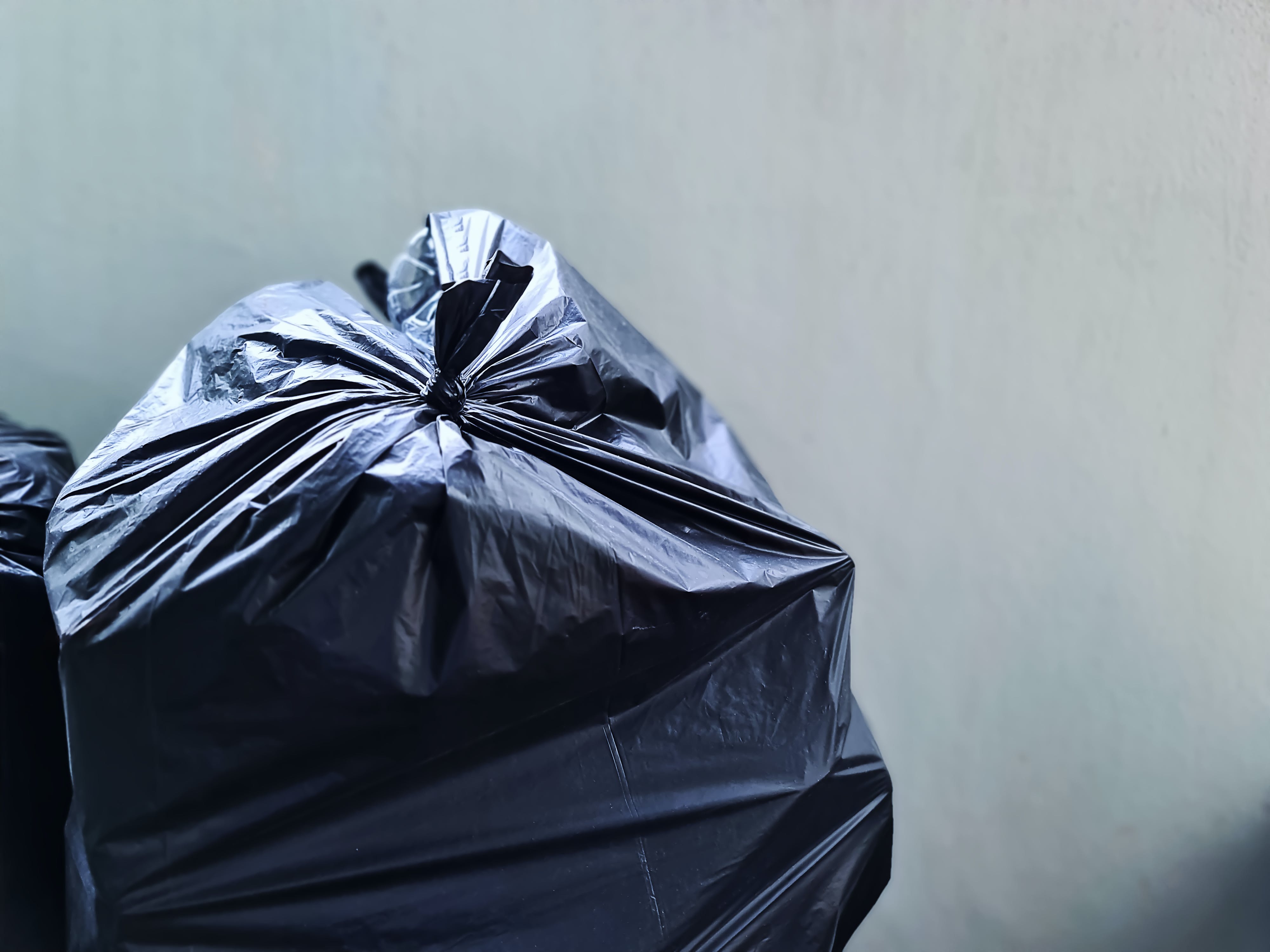 Блогерша показала, как нужно укладывать мусорный пакет в ведро: многие делают это неправильно