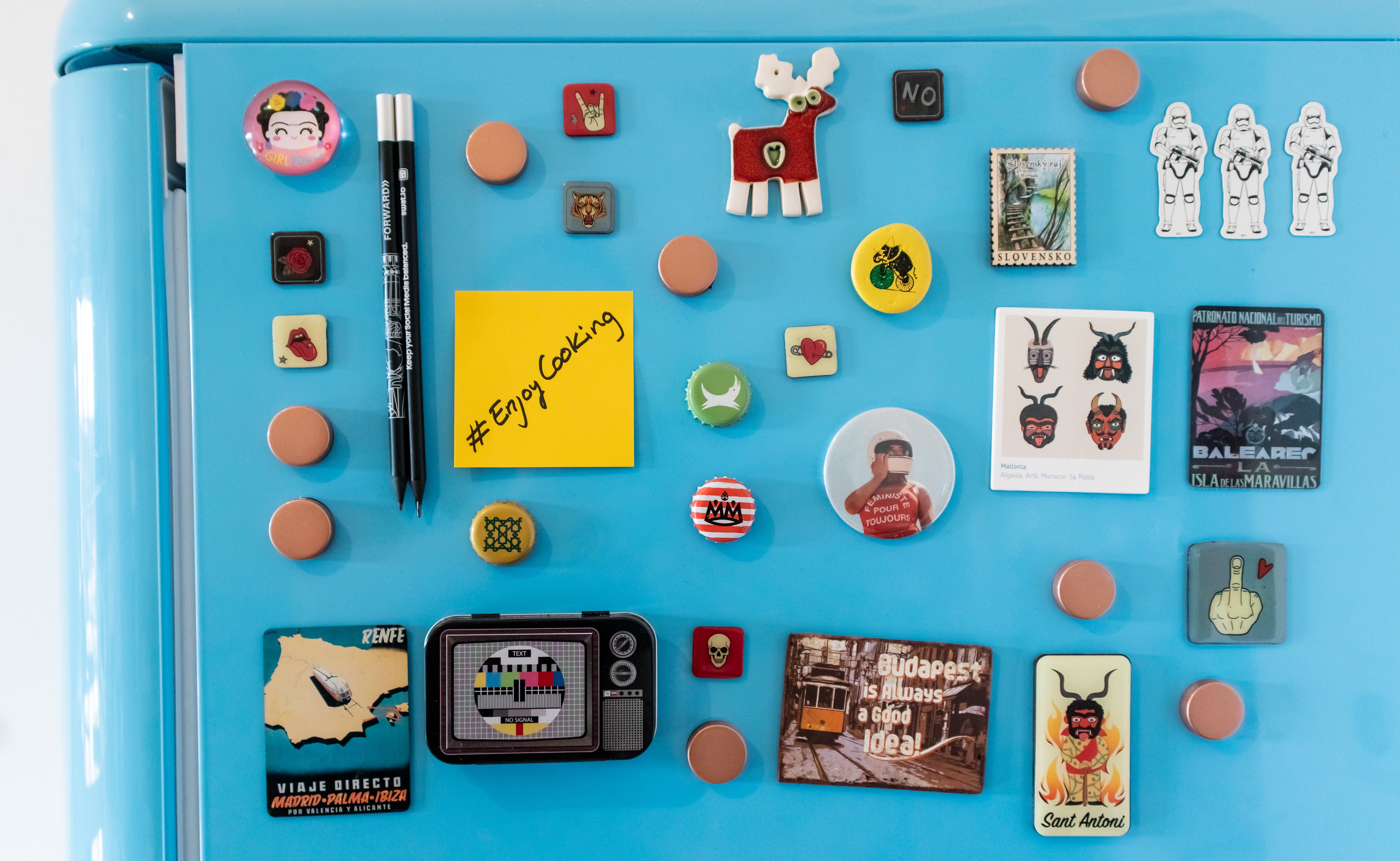 Зніміть їх негайно: чому не можна вішати магніти на холодильник