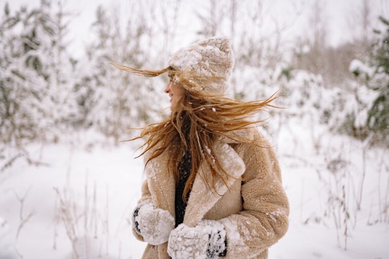 Як правильно доглядати волосся взимку, щоб воно залишалося красивим і здоровим - today.ua