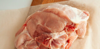 Українські супермаркети переписали ціни на курятину, свинину та ковбасу у грудні: де м'ясо коштує дешевше  - today.ua