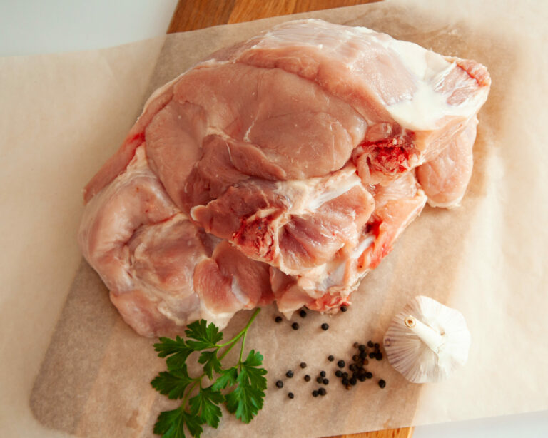 Українські супермаркети переписали ціни на курятину, свинину та ковбасу у грудні: де м'ясо коштує дешевше  - today.ua
