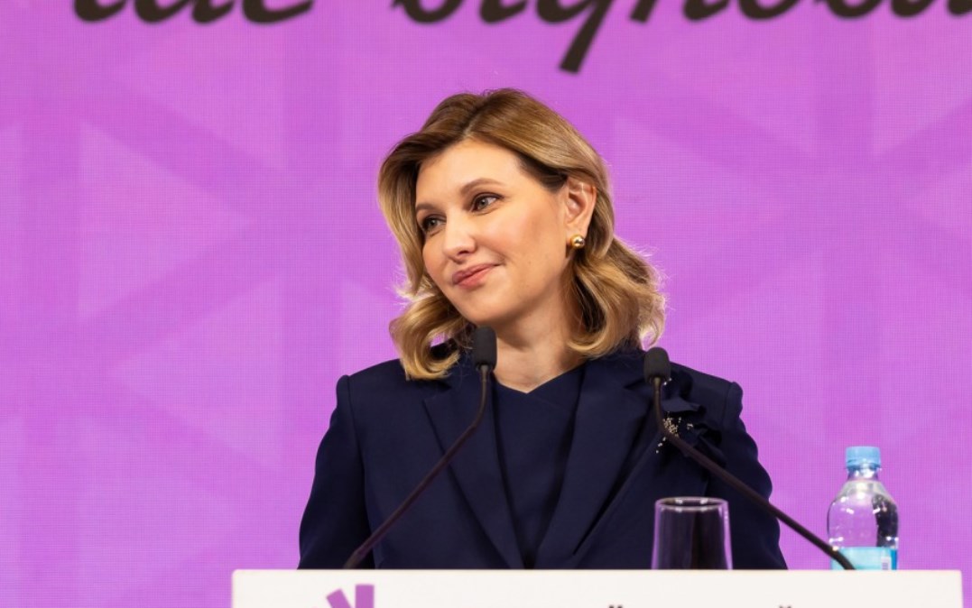 В total black и трендовых туфлях: Елена Зеленская встретилась с представителями бизнеса